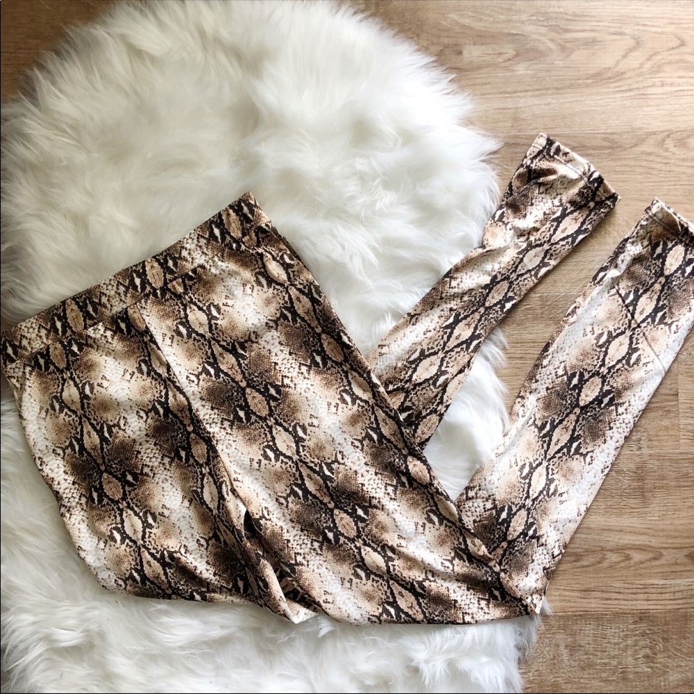 Snake print leggings